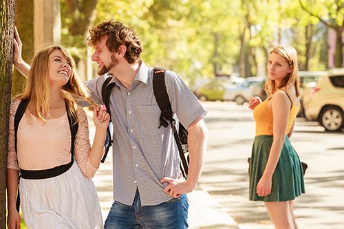 cách nhận biết phụ nữ có chồng thích mình là hay tỏ ra ghen tuông
