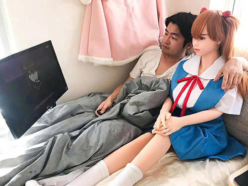 Độc thân dùng búp bê tình dục có ảnh hưởng đến tâm lý không